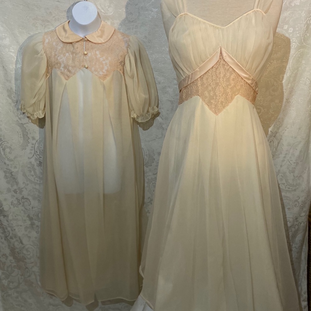 Beautiful Vintage Dainty Cream Robe & Gown